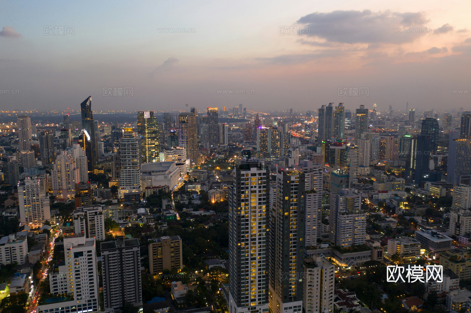 白天城市街道外景