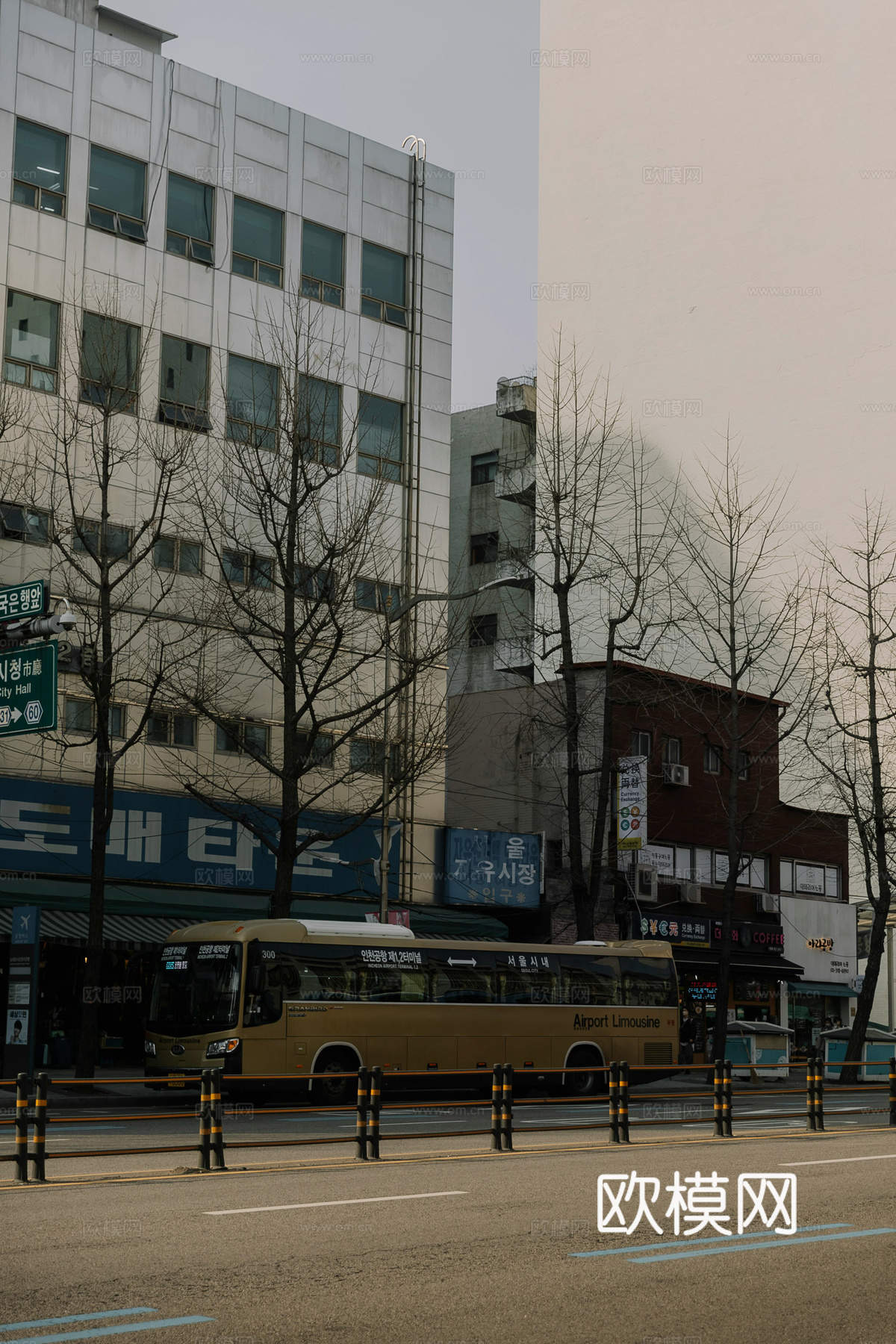 白天城市街道外景