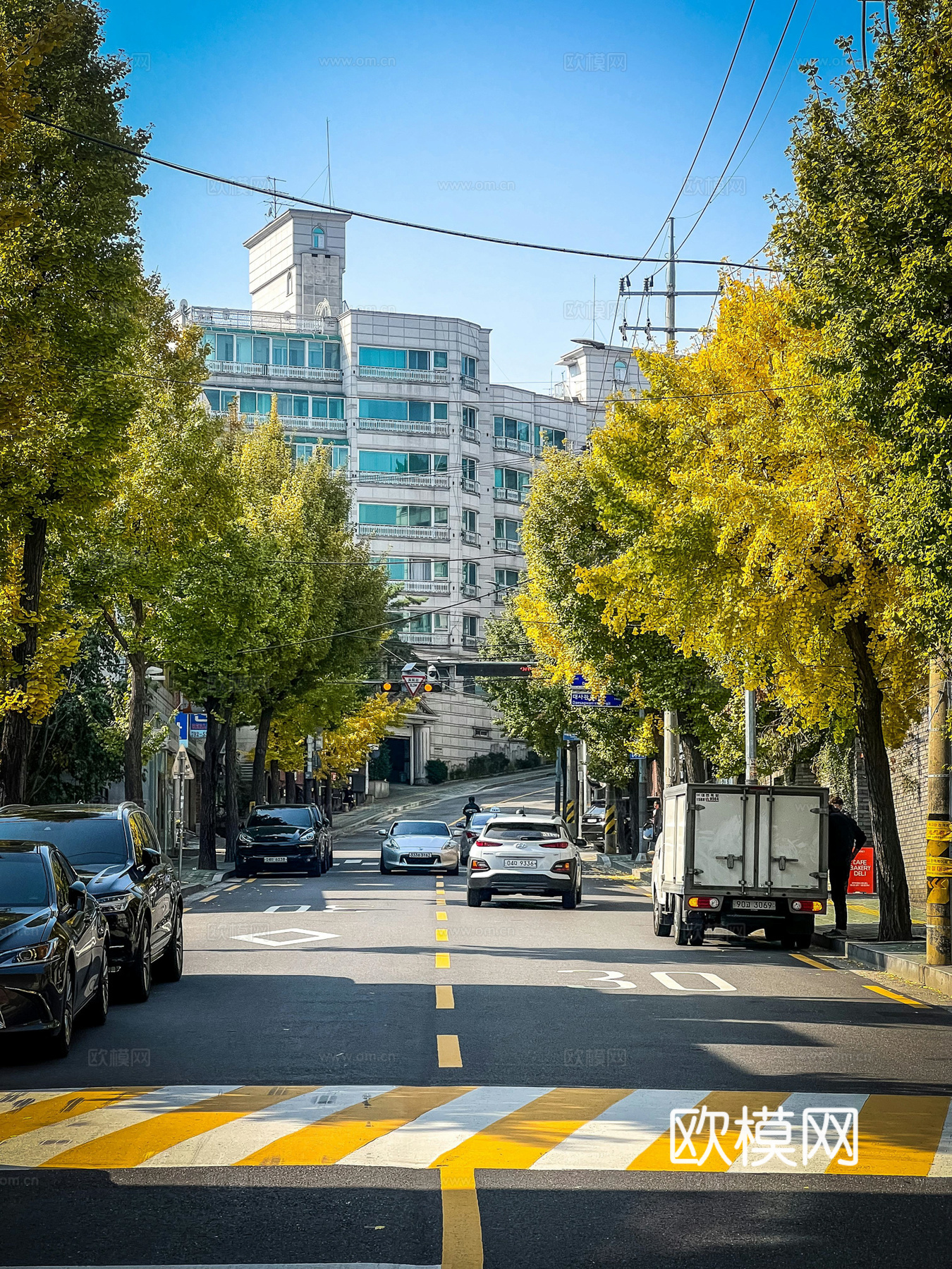 白天城市街道外景