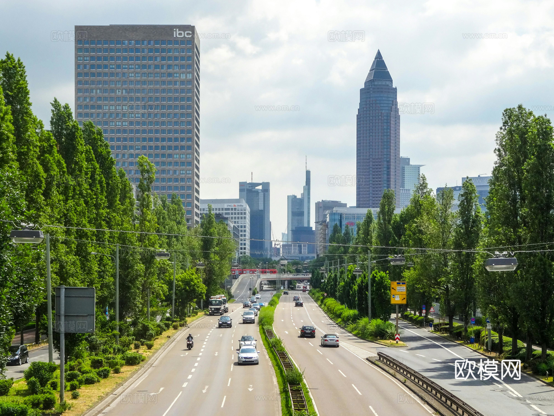 白天城市街道外景
