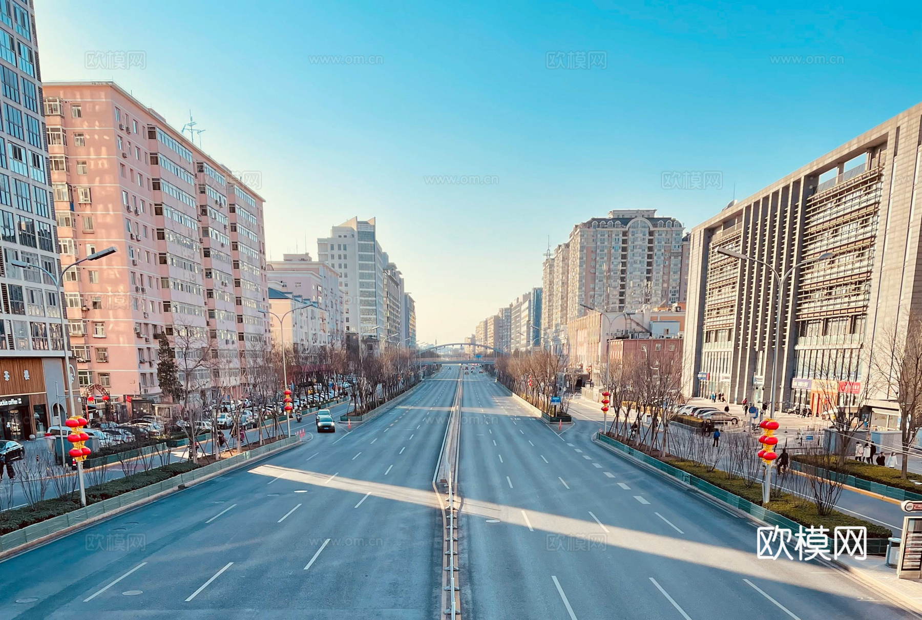 白天城市街道外景