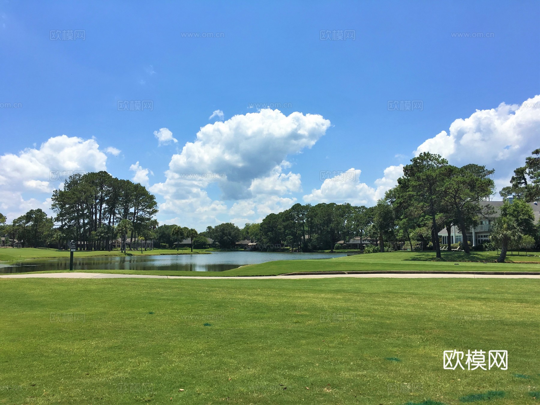 户外公园绿地草坪全景蓝天白云天空
