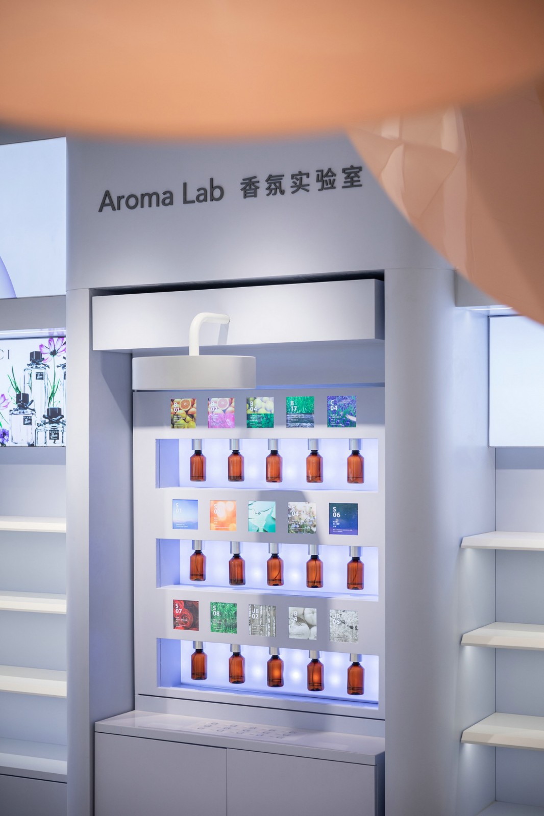 香薰体验柜中嵌入产品体验设备,触碰按钮时喷雾将从上方释出包裹