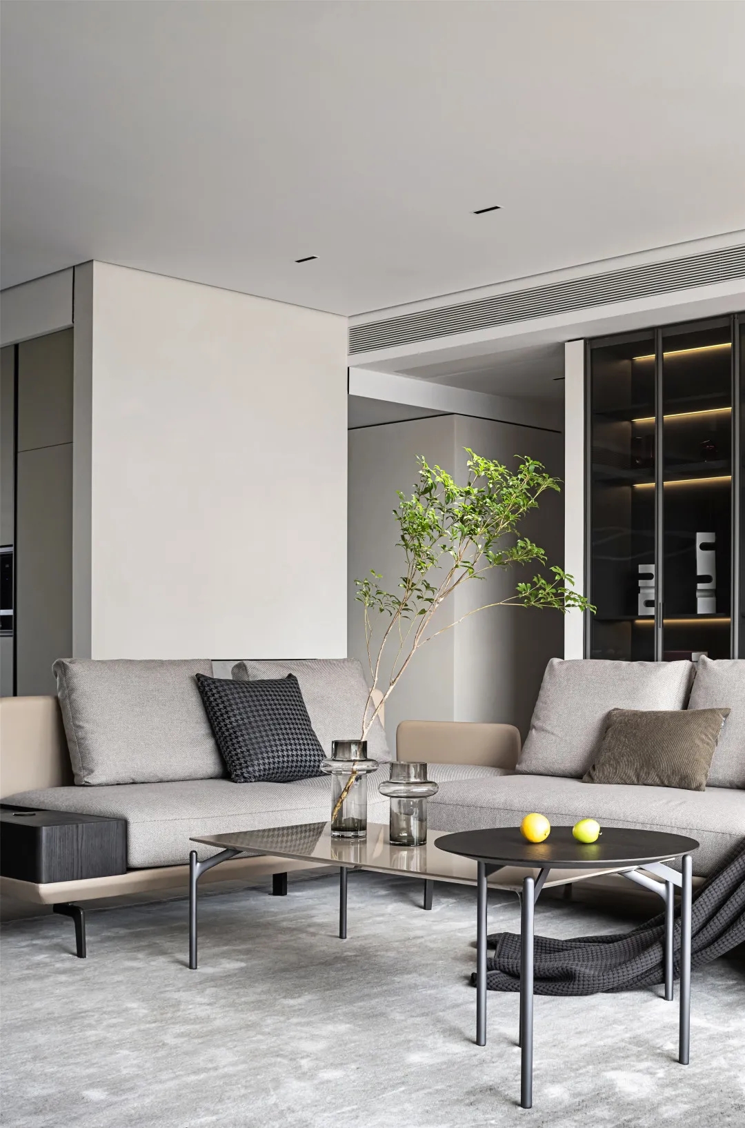 在7米开间的客厅里,设计师并没有设置其他功能,只布置了一组环抱式