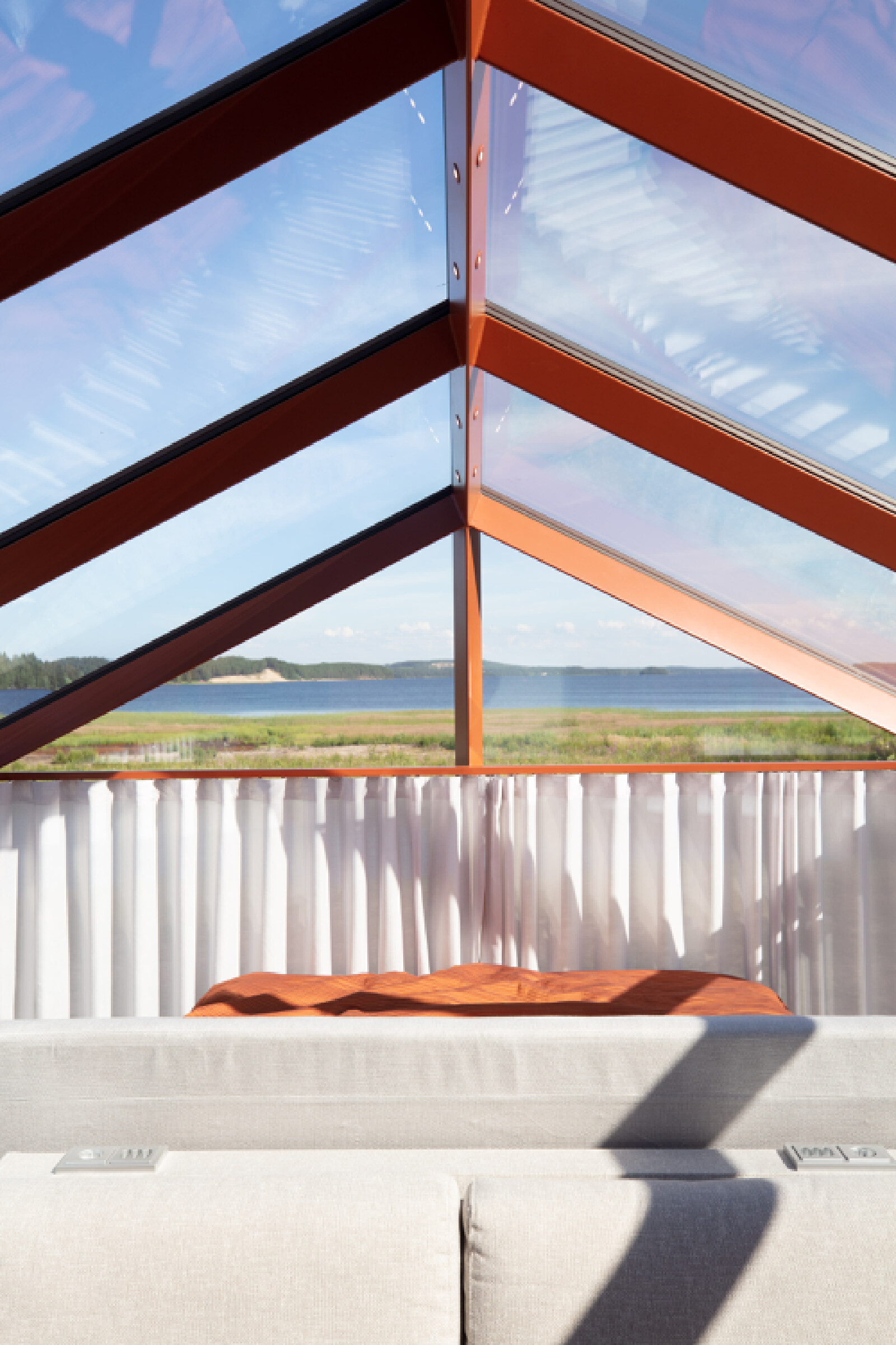 luciasmart 湖边的玻璃屋