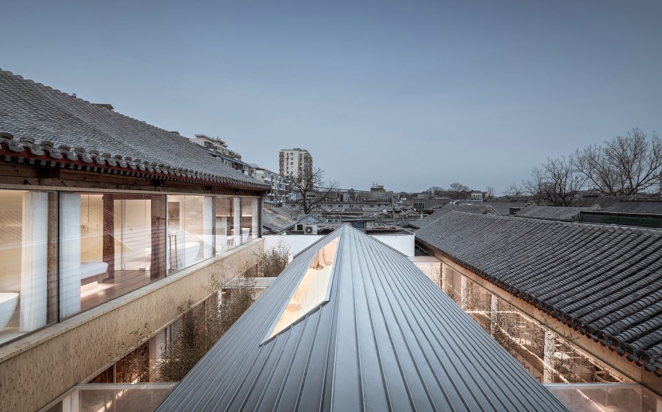 ▼在南北房屋之间新加入一座坡顶建筑