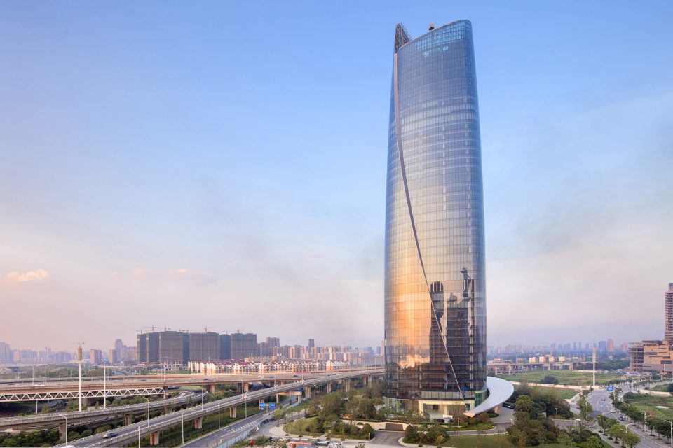 ▼形体纯粹的塔楼直接落地,无裙房