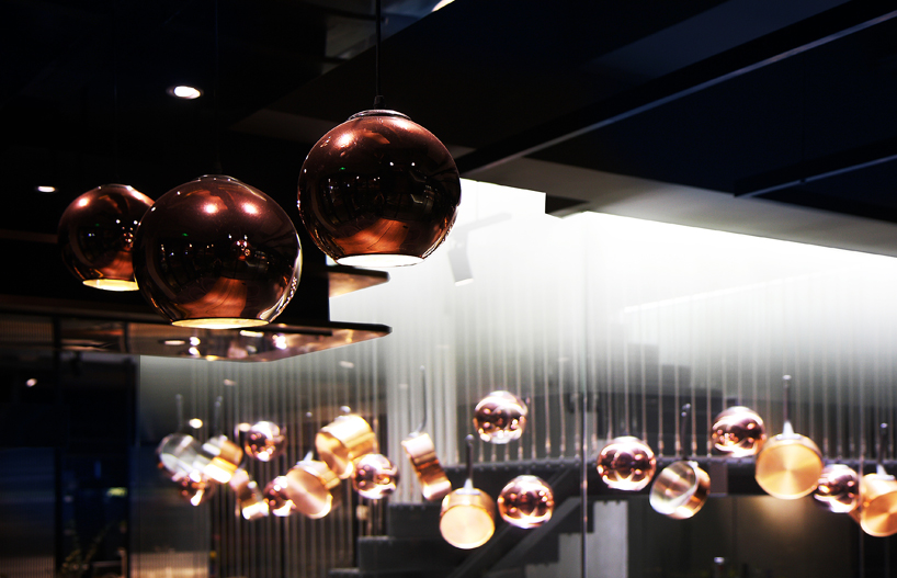 二层空间氛围更为轻松,折面暗镜笼罩整个空间,反射延伸空间产生虚幻