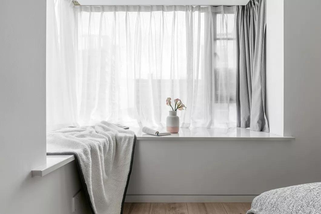 家居别墅 住宅公寓 木色地板,灰色床组,奶白色硬包,反挑灯带,l型飘窗