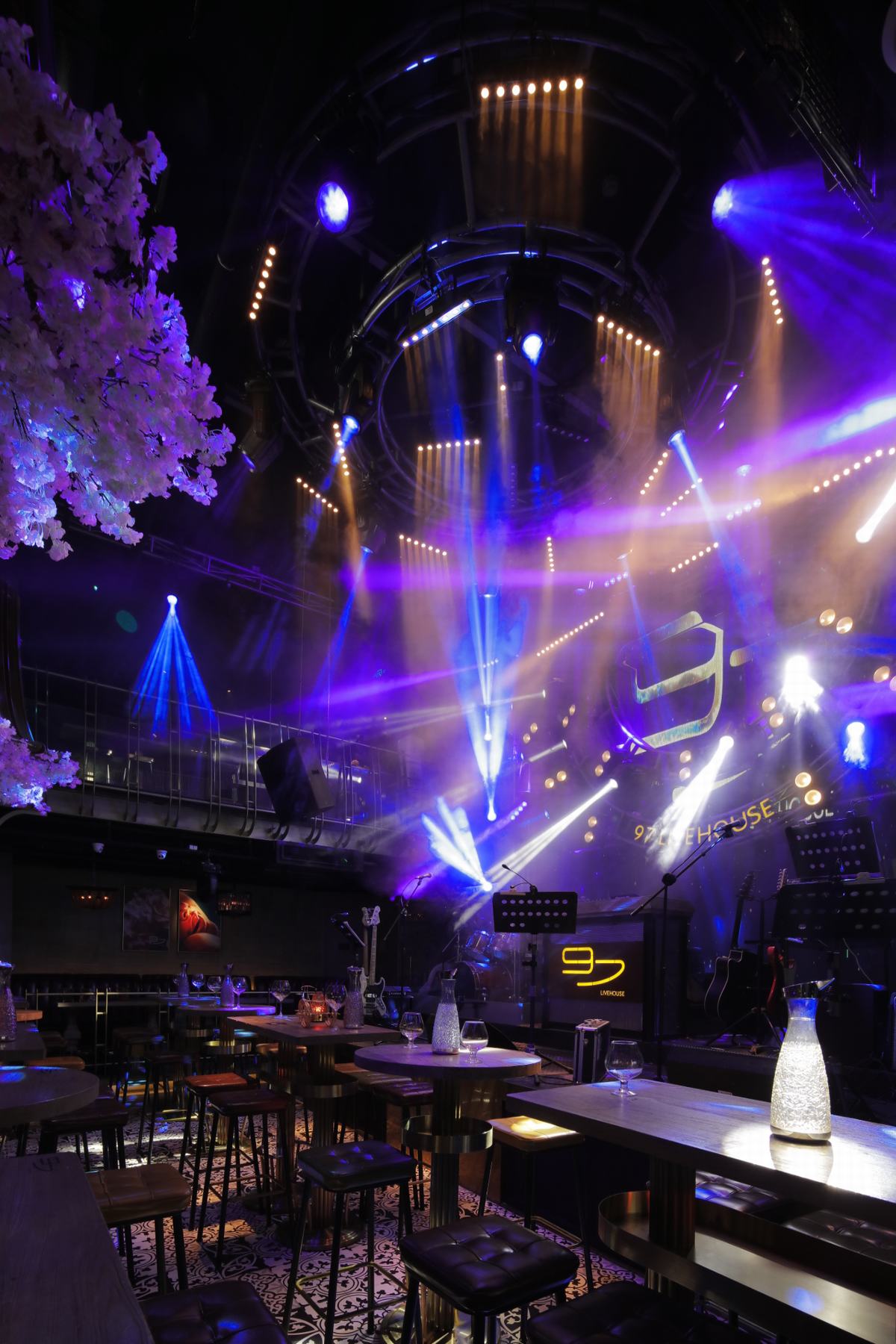 97livehouse整体空间环境是以现代新工业的表现手法来